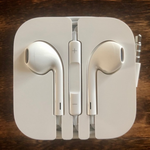 ❌SOLD OUT❌ Apple EarPods with 3.5mm Headphone Plug - NWT - Picture 1 of 11